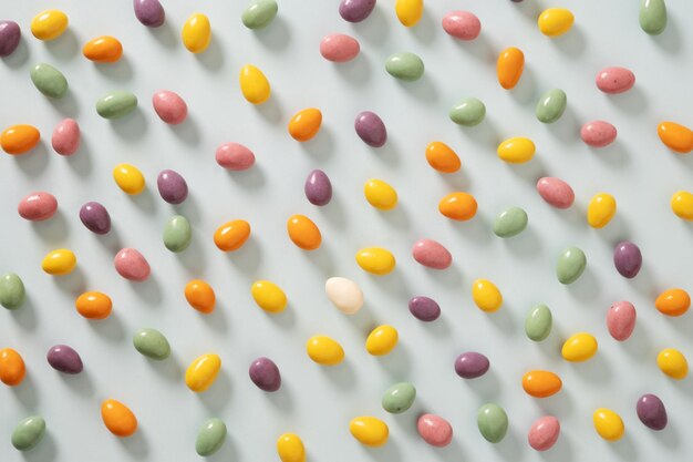 Foto modello di pasqua con uova di cioccolato pastello su sfondo blu