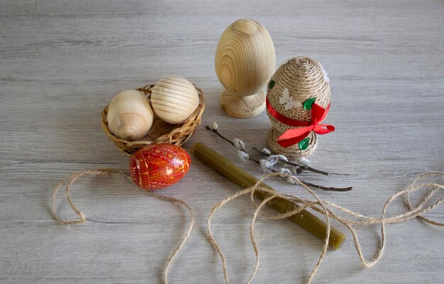 イースターの準備木製の装飾的な要素木製の卵