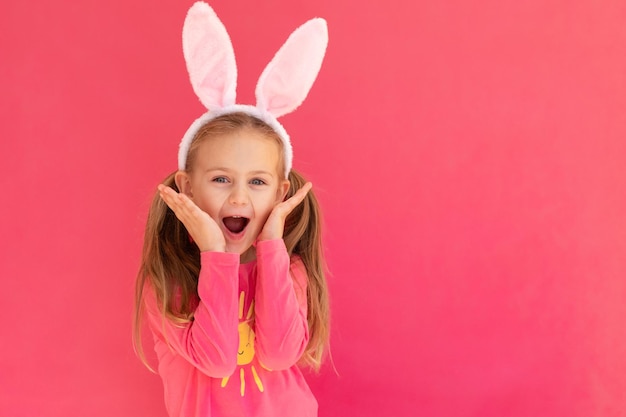 Foto shopping di pasqua emozione eccitata sorpresa bambina adorabile in orecchie di coniglio costume di coniglio