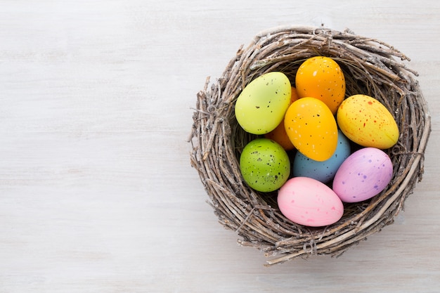 Пасхальное и весеннее украшение разноцветными яйцами