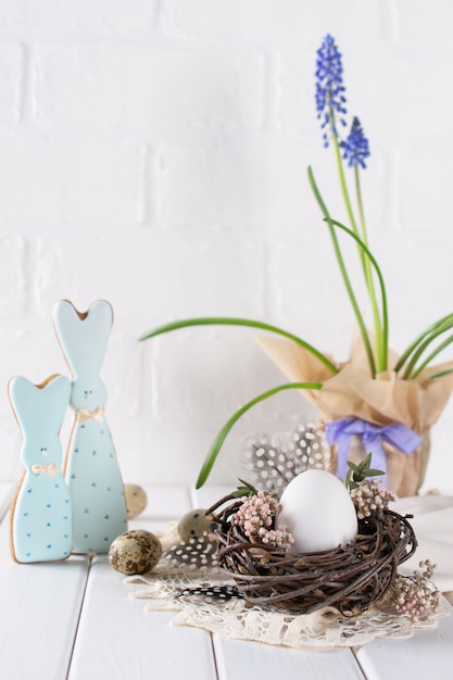 花の巣で白い鶏の卵をイースター春の装飾的組成物。休日の装飾。イースターお祝いテーブルの設定