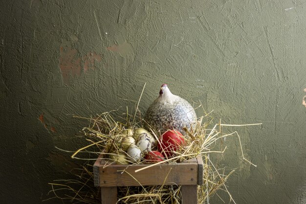 Foto natura morta di pasqua con pollo e uova