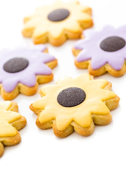 초콜릿 장식과 꽃의 모양에 부활절 설탕 쿠키.