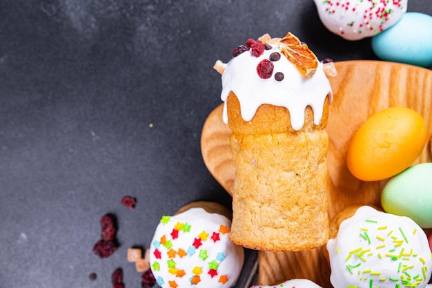 Torta dolce di pasqua e uova di pasqua dessert pasto ossequio cibo spuntino copia spazio cibo sfondo