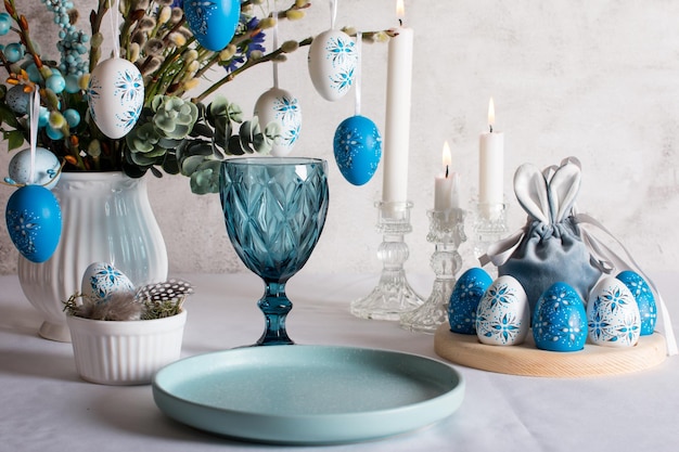 Photo easter table setting painted eggs easter willow in a vase greeting card