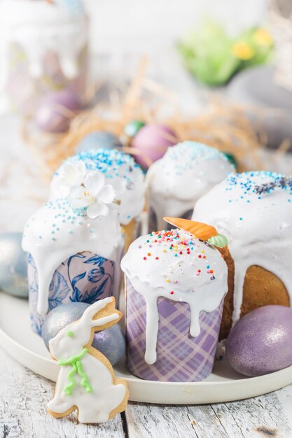 Tavola di pasqua con torte di pasqua e uova di pasqua su sfondo bianco