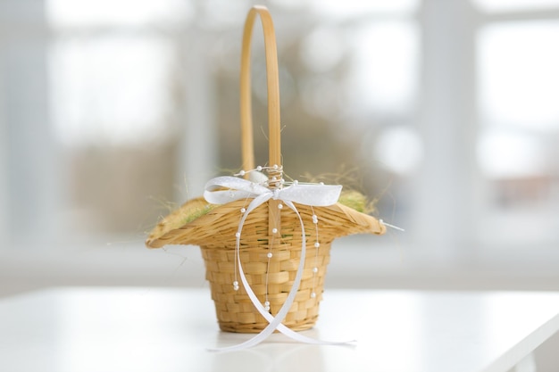 Photo easter toys easter basket with a decorative rabbit in the hands of a man blurred background copy space