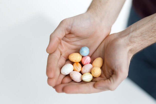 Foto giocattoli di pasqua giocattoli di pasqua nelle mani di un uomo sfondo sfocato sfondo del concetto di vacanza di pasqua