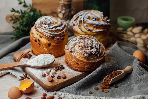 Photo easter traditional bread cake kraffin panettone decorated on kitchen table