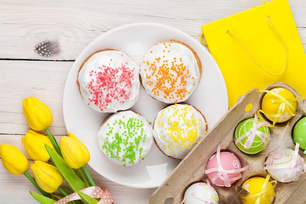 노란 튤립 다채로운 계란과 전통 케이크가 있는 부활절