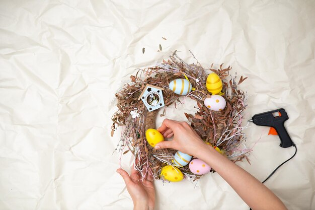 イースターリース手作り色の卵と鶏の家の装飾グルーガンDIY高品質の写真
