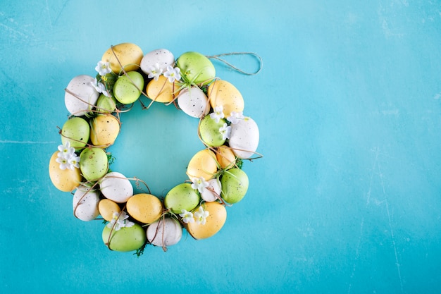 Photo easter wreath on heavenly blue  background