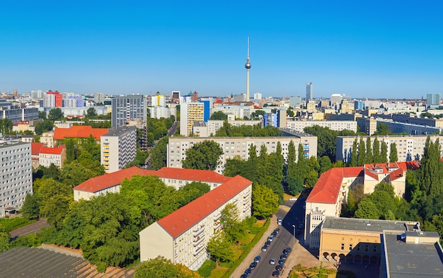 Berlino orientale dall'alto: vista panoramica sullo skyline della città in estate