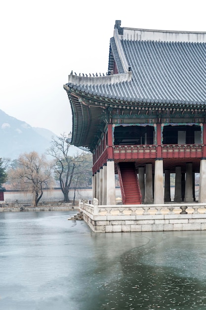 아름다운 겨울 공원의 동탑 역사 건축과 종교 수직