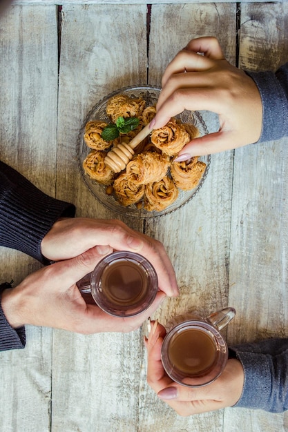 Baklava dolcezza orientale con arachidi e miele isolare messa a fuoco selettiva