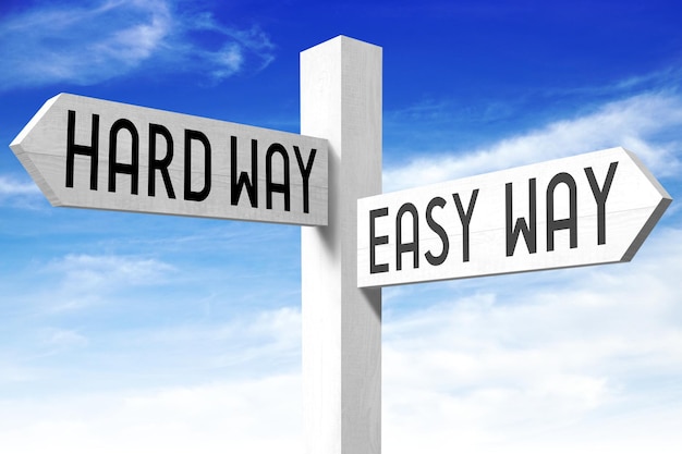 Easy way hard way houten wegwijzer met twee pijlen en lucht op de achtergrond