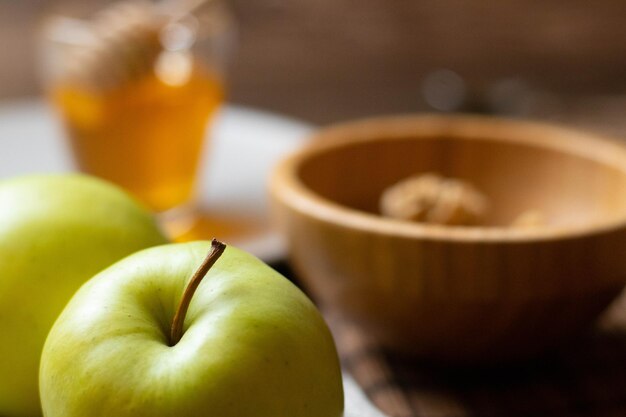 Photo eat the day with a healthy breakfast of honey muesli and apples