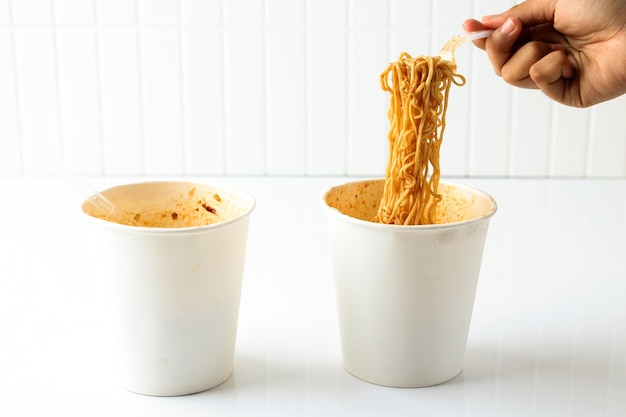 Photo eat instant noodle cup with soy and spicy sauce