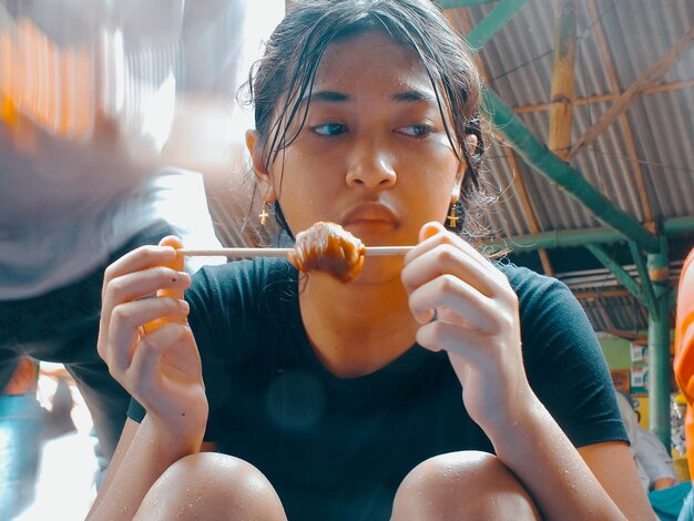 Photo eat meatballs after playing water while on vacation