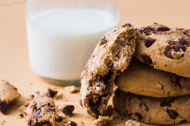 Foto mangiato biscotti con gocce di cioccolato con un bicchiere di latte