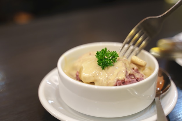 Photo eating baked food with topped parsley