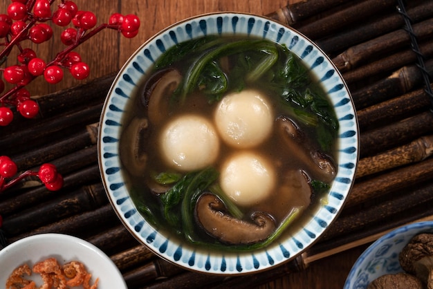 대만에서 맛있는 수프와 함께 큰 탕위안 위안샤오 먹기
