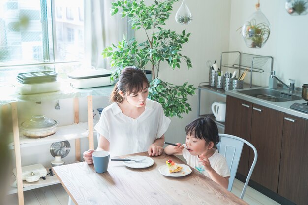 自宅の食卓でケーキを食べる