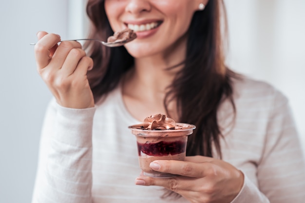 Mangiando il dessert della crema del cioccolato, primo piano.