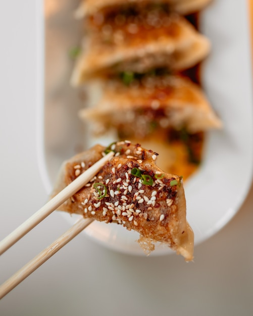 調理された日本の餃子餃子を食べる