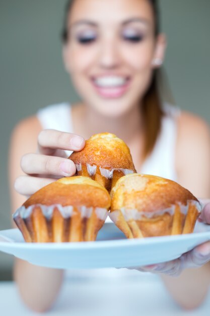 美しい食べる女性の欲人