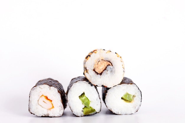 Mangiare sushi con le bacchette. rotolo di sushi cibo giapponese nel ristorante isolato su sfondo bianco.