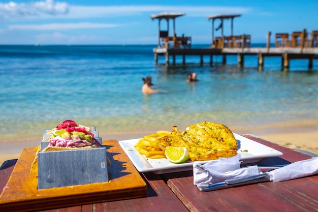 ロアタン島のウエストエンドビーチで典型的なホンジュラス料理を食べる