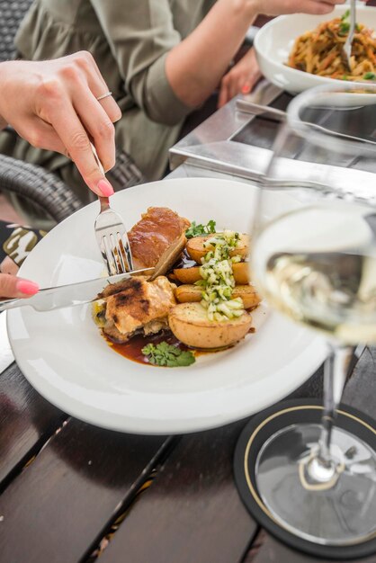 Foto mangiare con gli amici