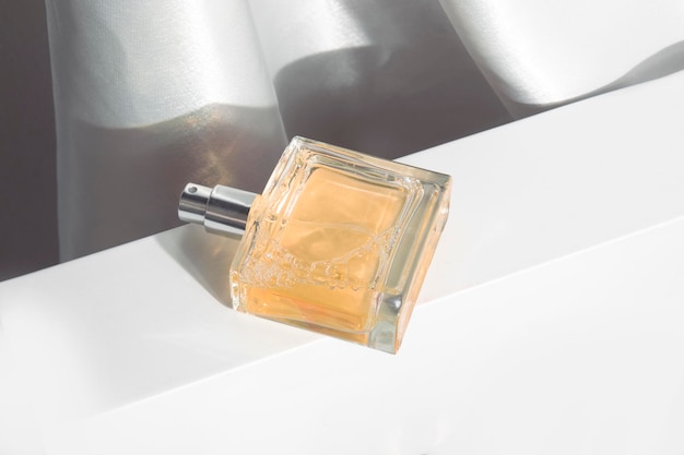 Eau de parfum, il mockup cosmetico della fragranza del profumo, il marchio del prodotto di lusso, su sfondo bianco, il contenitore della bottiglia in vetro