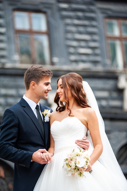 美しい若いヨーロッパの花嫁と花婿の結婚式の日