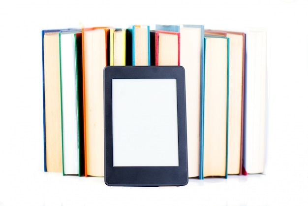 Ebook leunende papieren boeken. Nieuw technologieconcept