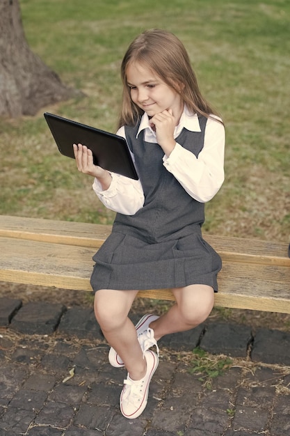 Ebook voor je schoolbibliotheek Happy kid read ebook Ereader of tabletcomputer Online lezen Afstandsonderwijs E-learning Digitaal onderwijs Virtueel klaslokaal Nieuwe technologie
