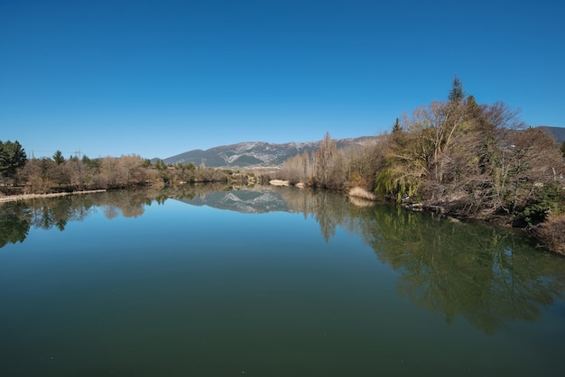 Ebro-rivier in Santa Maria de Garona, dichtbij kernelektrische centrale, Castilla en Leon, Spanje.