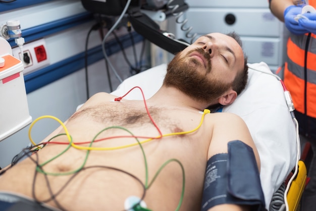 Ecg-elektroden op patiëntenkist in ambulance