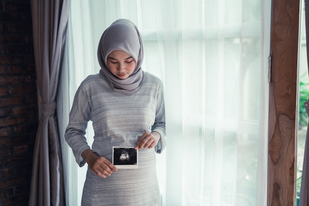 Echografie afbeelding moeder op zwangerschap buik