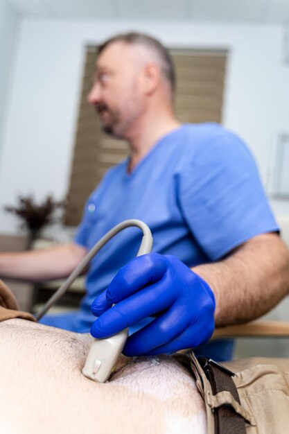 Foto echografie apparatuur diagnostiek abdomen echografie artsen hand op vooraanzicht close-up