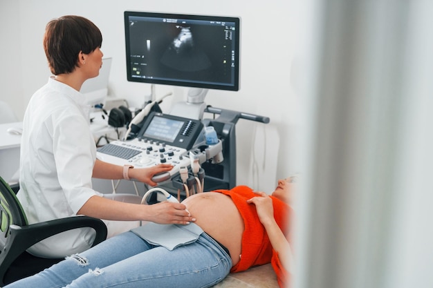 Echografie diagnostisch Zwangere vrouw is in de kliniek in de kast en heeft een gezondheidscontrole