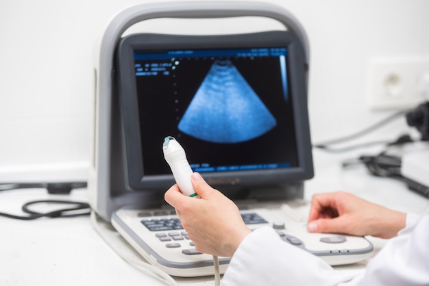 Echografie scanner in de handen van een arts. diagnostische echografie kliniek.