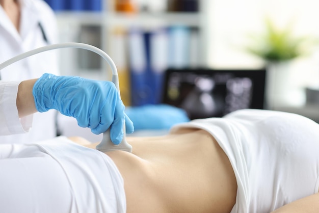 Echografie van vrouw in vroege zwangerschap in kliniek
