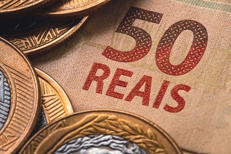 echt BRL Braziliaans bankbiljet en munten in close-up