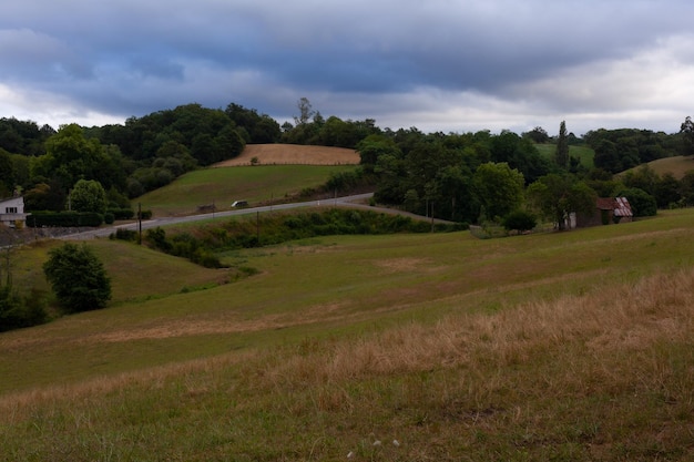 Echt Panorama Landschap van heuvels bij bewolkte hemel Aroue