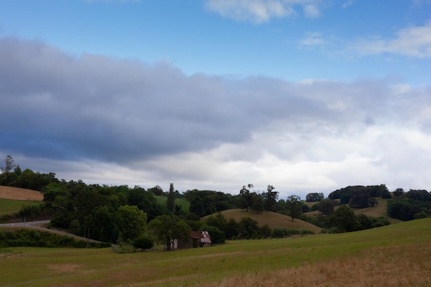 Echt panorama Landschap van heuvels bij bewolkte hemel Aroue