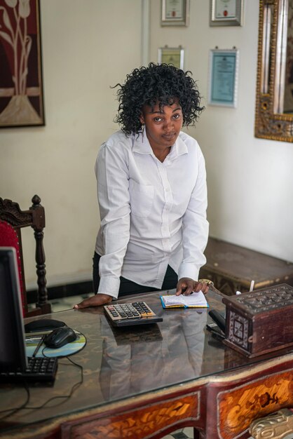 Echte authentieke Afrikaanse zwarte zakenvrouw op kantoor