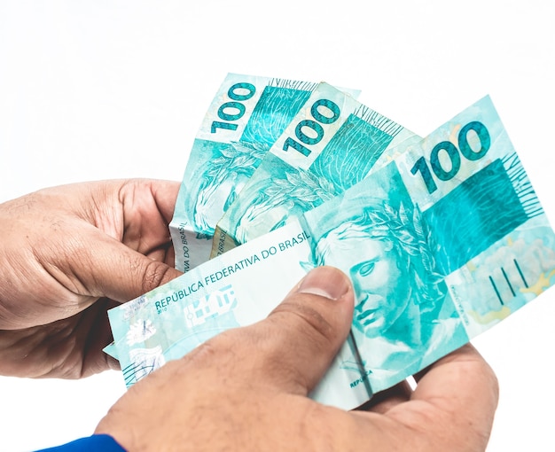 echte Braziliaanse valuta een zakenman die Braziliaanse echt-geldrekeningen uit Brazilië houdt