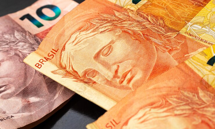 echte brl Braziliaanse geldbankbiljetten geïsoleerd op donkere ondergrond